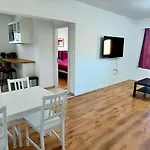 Eilat Octopus Apartment - אילת אוקטופוס -שני חדרים וסלון, בריכה בקיץ